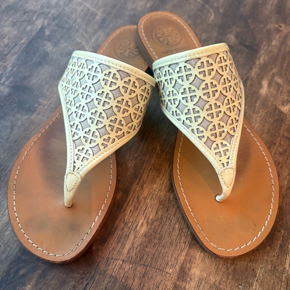 TORY BURCH Cream Yellow Flip Flops Thongs Sandals! Very good condition! 7 1/2 - Picture 3 of 9